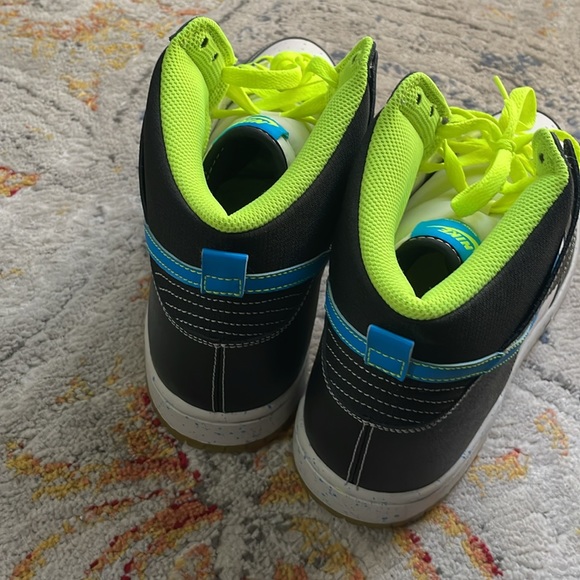 New Dunk High Nikes - Picture 3 of 4